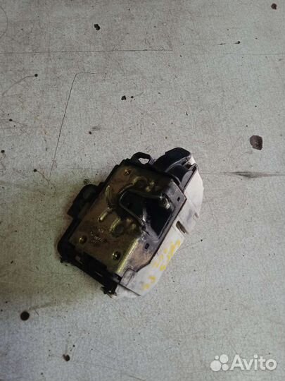 Замок двери передний левый Volkswagen Golf 3