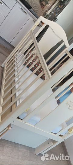 Детская кроватка с продольным маятником