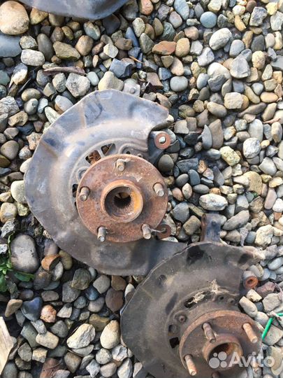 Toyota alphard 2002 2.4 кулак поворотный правый