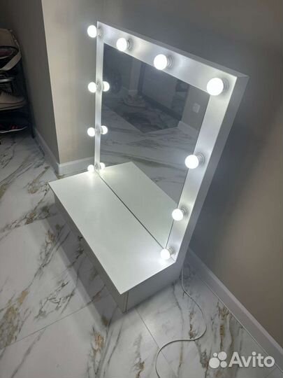 Гримерное зеркало с лампочками