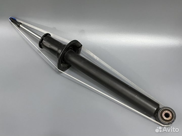 Амортизатор задний левый KYB Lexus LS460