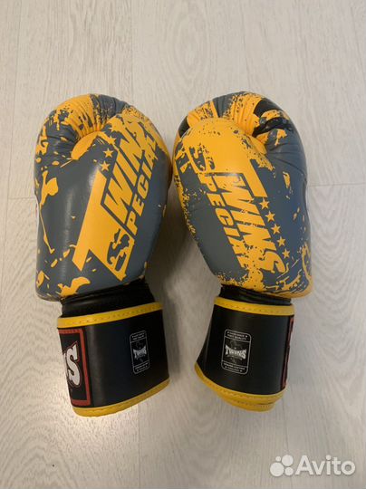 Боксерские перчатки Twins Special 14oz