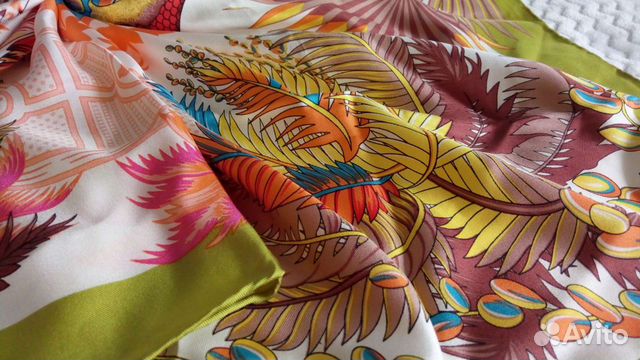 Новые шелковые платки разные