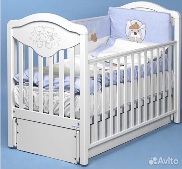 Детская кроватка с маятником