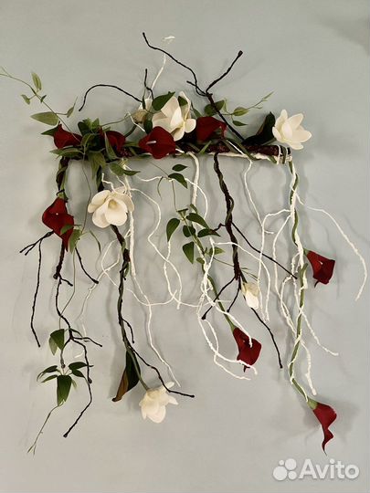 Композиция из искусственных цветов