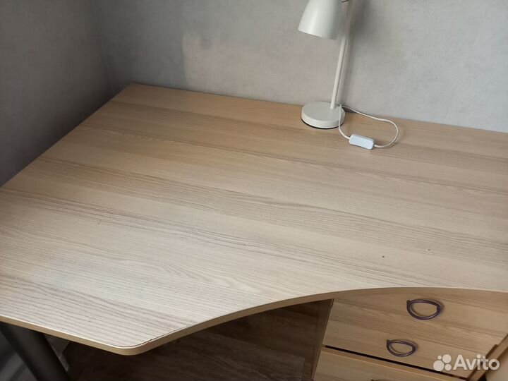 Стол и шкаф