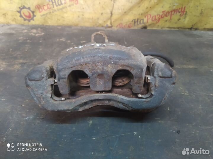 Суппорт передний правый Mitsubishi Pajero 2