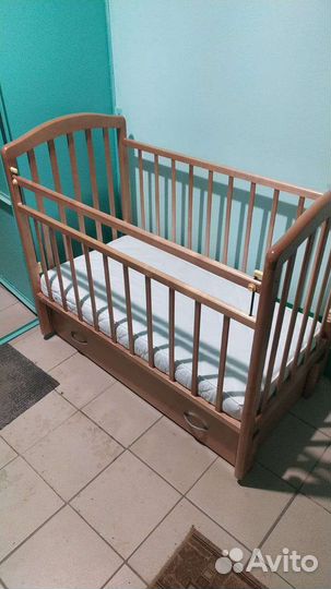 Детская кроватка с маятником