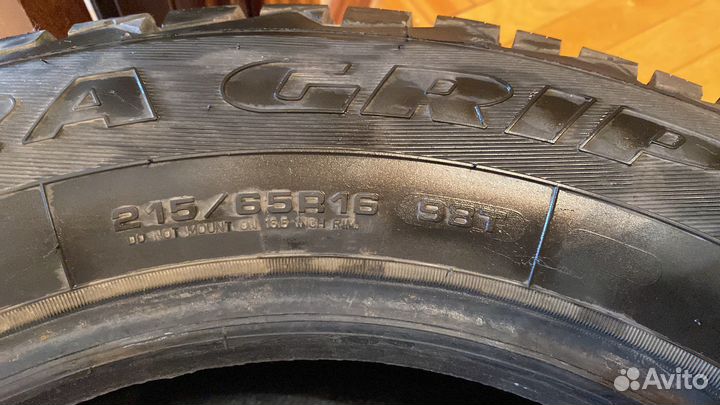 Goodyear UltraGrip 215/65 R16 98T