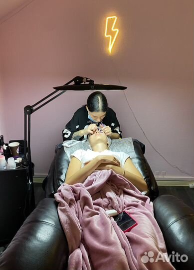 Мастер по наращиванию ресниц