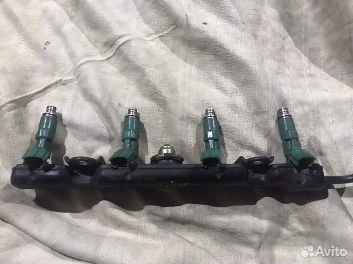 Топливная рампа в сборе Toyota 2nzfe