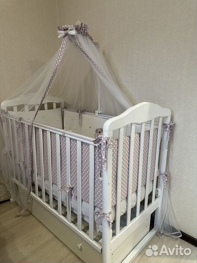 Детская кроватка с маятником и ящиком