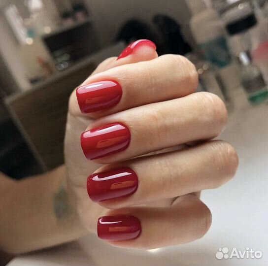 Маникюр и педикюр в уютном салоне