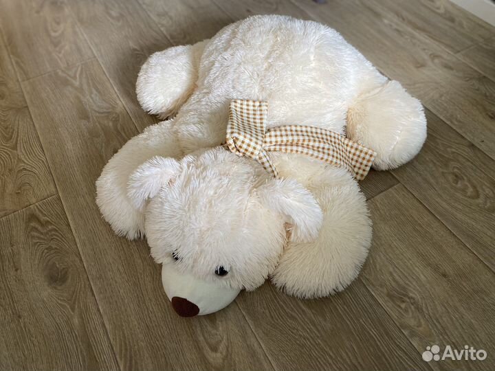 Большой белый плюшевый медведь мишка