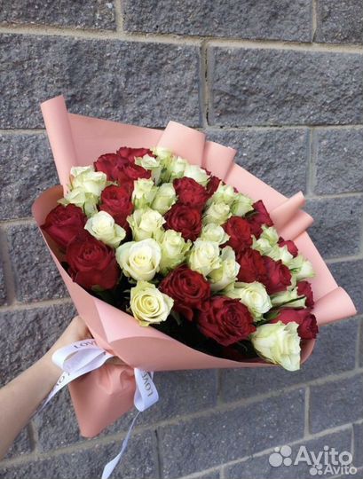 Букет из 51 красной и белой розы