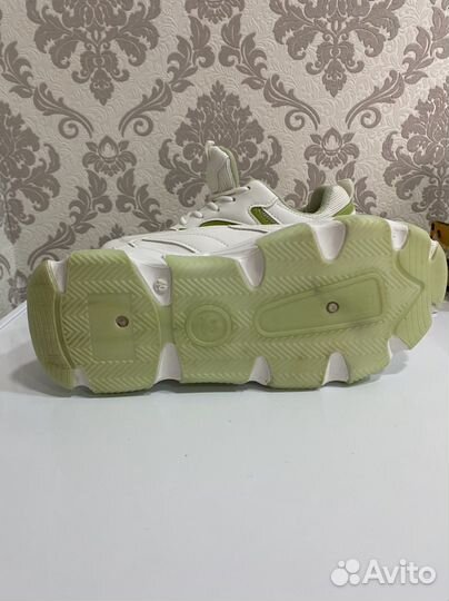 Кроссовки женские