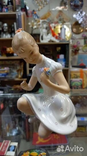 Статуэтка Девочка с букетом Германия Валлендорф