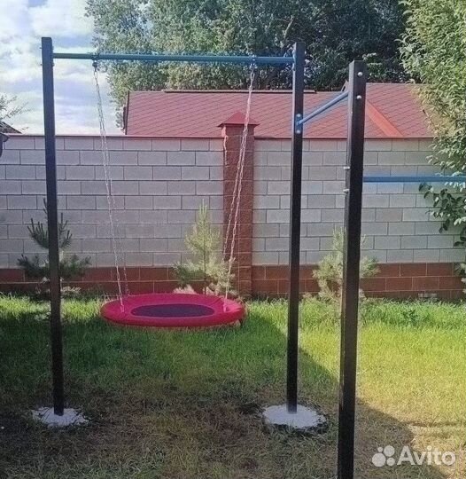 Уличный турник для всей семьи можно и качели
