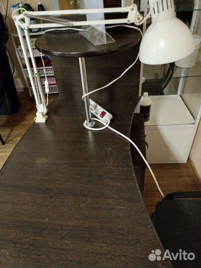 Маникюрный стол