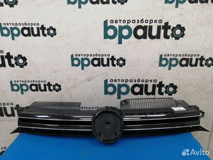 Решетка радиатора 5K0853653F Volkswagen Golf