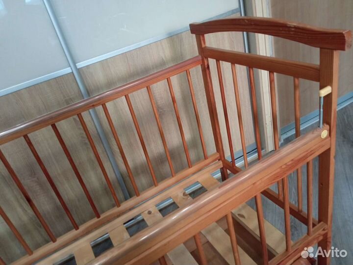 Детская кроватка с маятником и ящиком