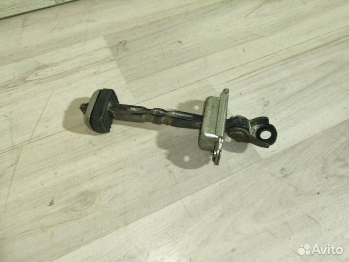 Ограничитель двери передний правый Honda Civic