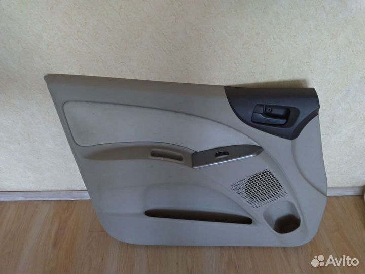 Обшивка двери Mitsubishi colt