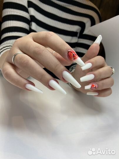 Покрытие ногтей на руках лаком