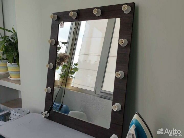 Гримерное зеркало с лампочками