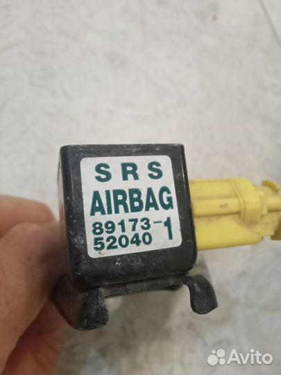 Датчик airbag правый на toyota 89173-52040