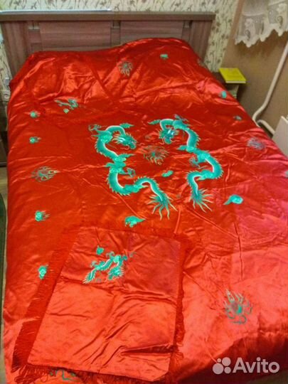 Атласное покрывало + 2 наволочки