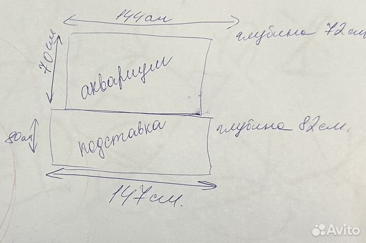 Аквариум с рыбками на тумбе