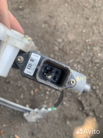 Стеклоподьемник левый Mitsubishi Carisma