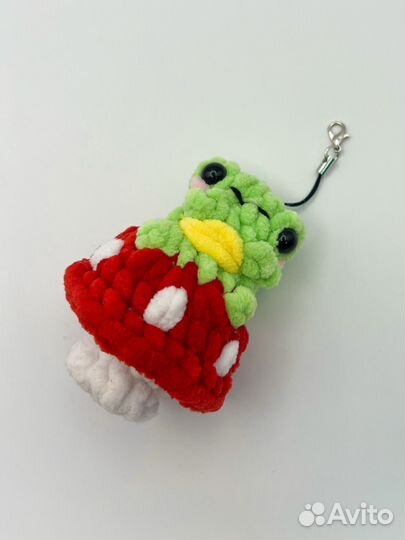 Брелок вязаный лягушка на грибе