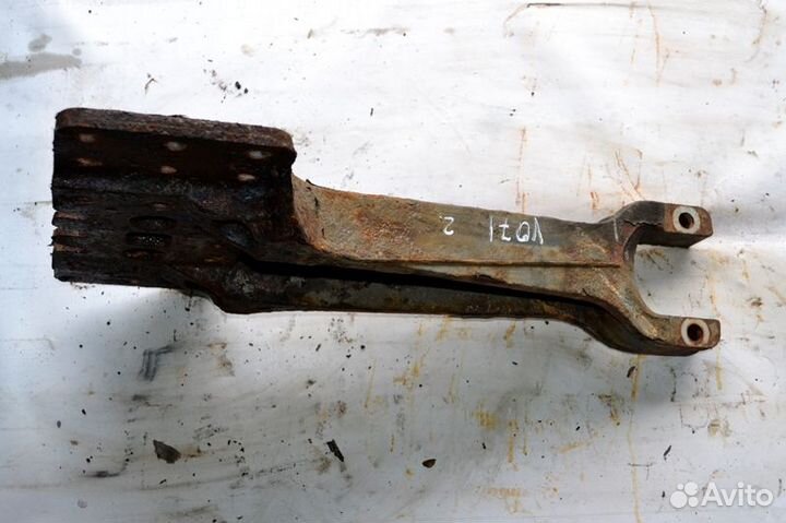 Кронштейн реактивной тяги, ведущего моста,левый vo