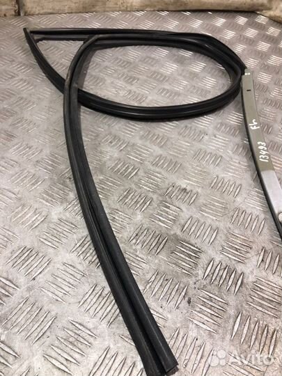 Уплотнитель стекла передний левый Lexus Rx400H