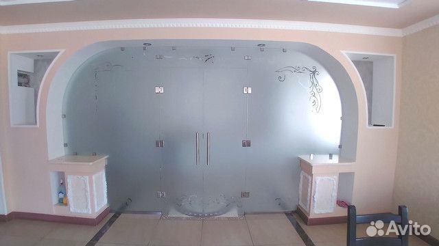 Стеклянная дверь по индивидуальным размерам