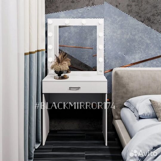 Туалетный столик визажиста и гримёрное зеркало