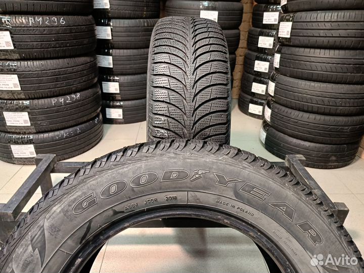 Goodyear UltraGrip Ice 215/65 R16 98T