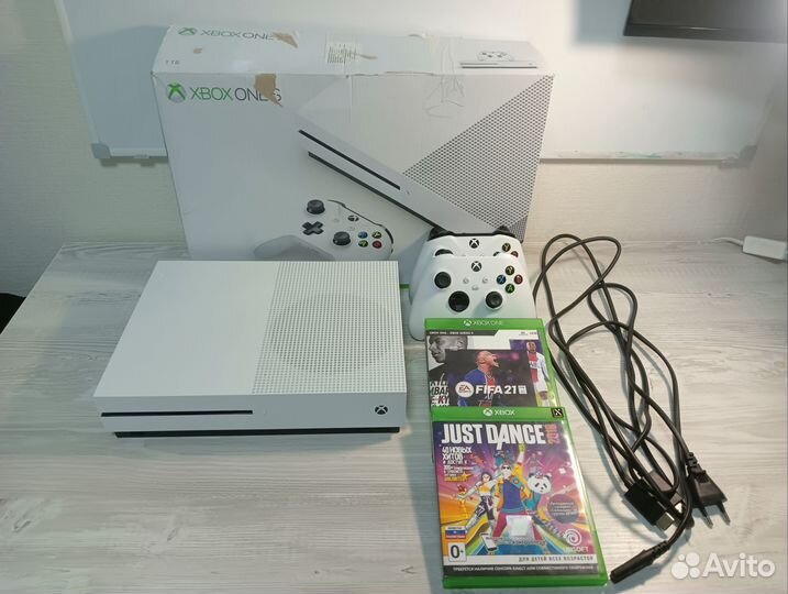 Xbox One s 1 tb памяти 2 геймпада