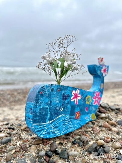 Кит веселый с птичкой