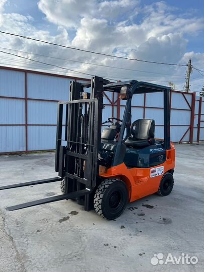 Вилочный погрузчик Nissan F1F1, 2010