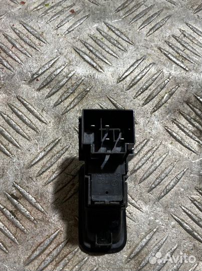 Кнопка стеклоподъемника задняя левая Volkswagen