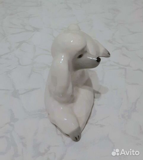 Фарфоровая статуэтка собаки 
