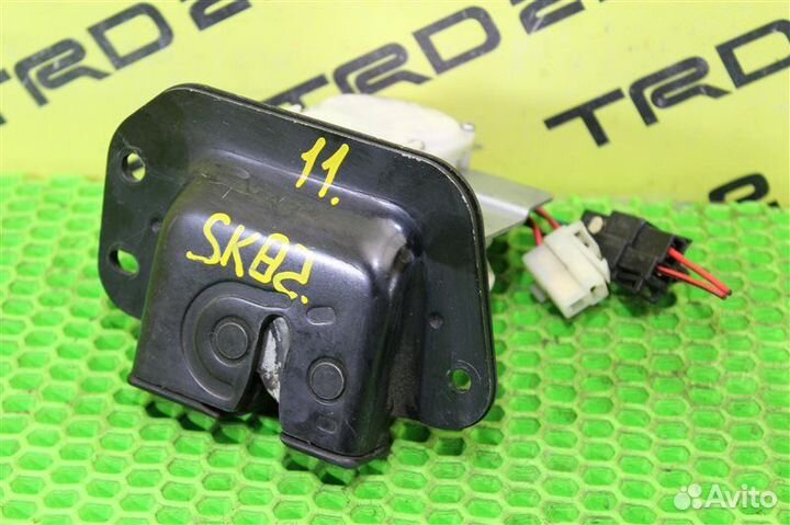 Замок багажника задний Mazda Bongo SK82MN F8