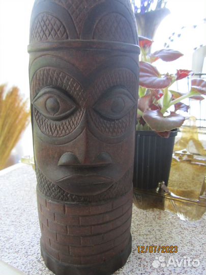 Статуэтка из красного дерева