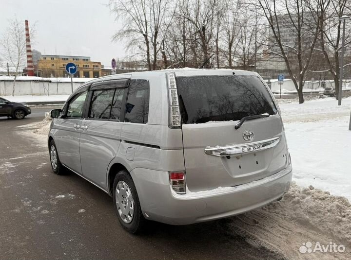 Toyota Isis 1.8 CVT, 2012, 66 000 км