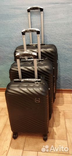 Чемоданы чёрные на колёсах