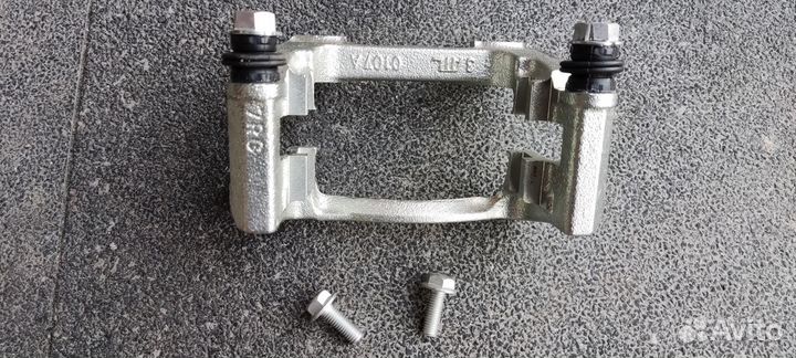 Скоба суппорта задняя левая Tiguan I рестайлинг