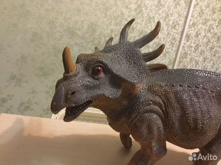 Динозавр из дарвиновского музея